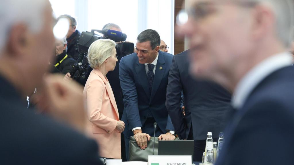 El presidente del Gobierno, Pedro Sánchez, conversa con la presidenta de la Comisión, Ursula von der Leyen, durante la cumbre informal de este lunes en Bruselas