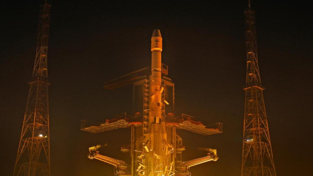 Despegue del cohete Mark 2  con el satélite NVS-02