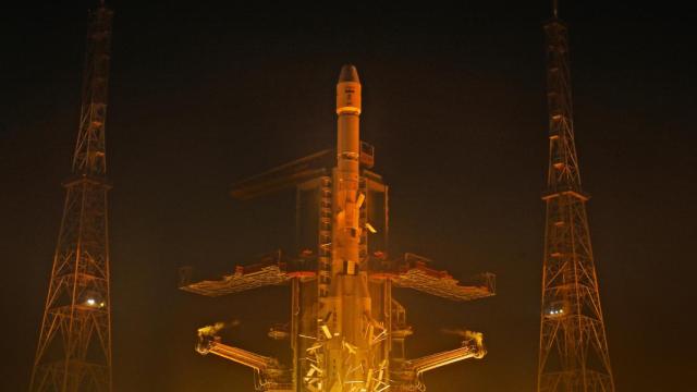 Despegue del cohete Mark 2  con el satélite NVS-02