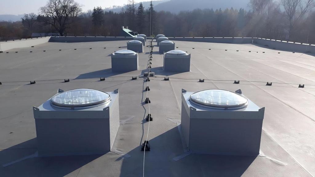 Tragaluces Skyvault instalados en el techo de una gran superficie