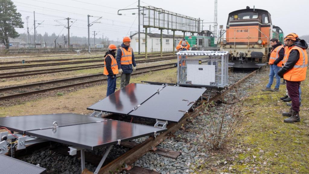 La instalación de los paneles solares en vías de tren.