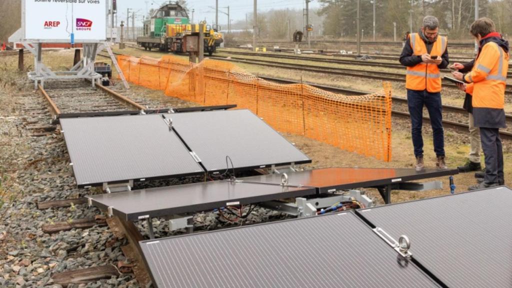 Instalación de los paneles solares en las vías del tren.