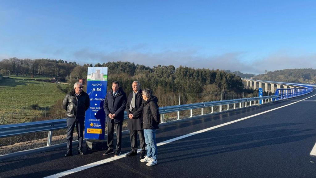 El ministro Óscar Puente inaugura el tramo de la A-54 entre Palas de Rei y Melide.