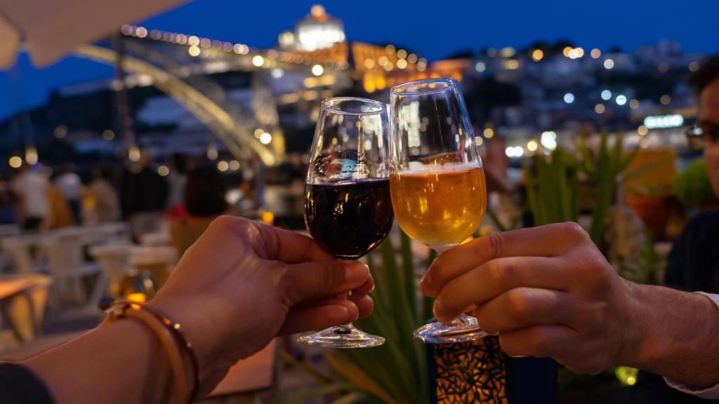 Brindis con un vino en Oporto.