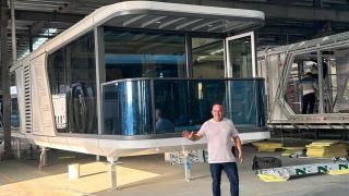 Jan fabricaba casas para perros y ahora vende las viviendas del futuro hechas en China: Son de lujo pero cuestan 25 mil euros