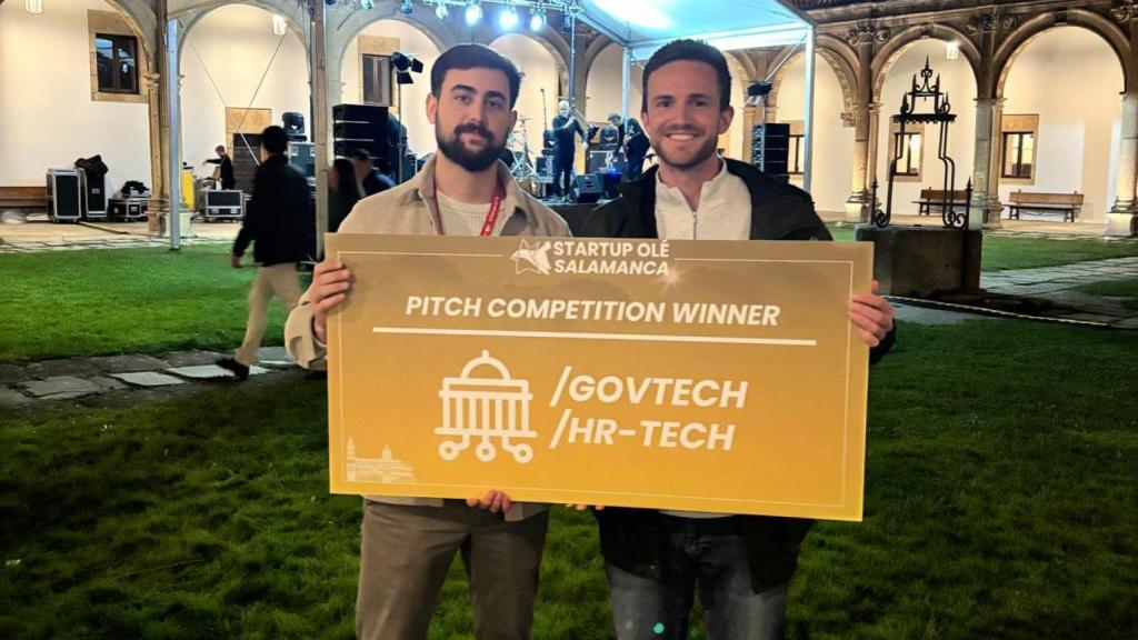 Pablo Fernández y Francisco Mas recogiendo el premio GovTech HR-Tech en la pitch competition, concedido por la Universidad Isabel I (Burgos).