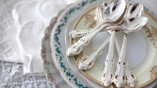 Platos de porcelana apilados.