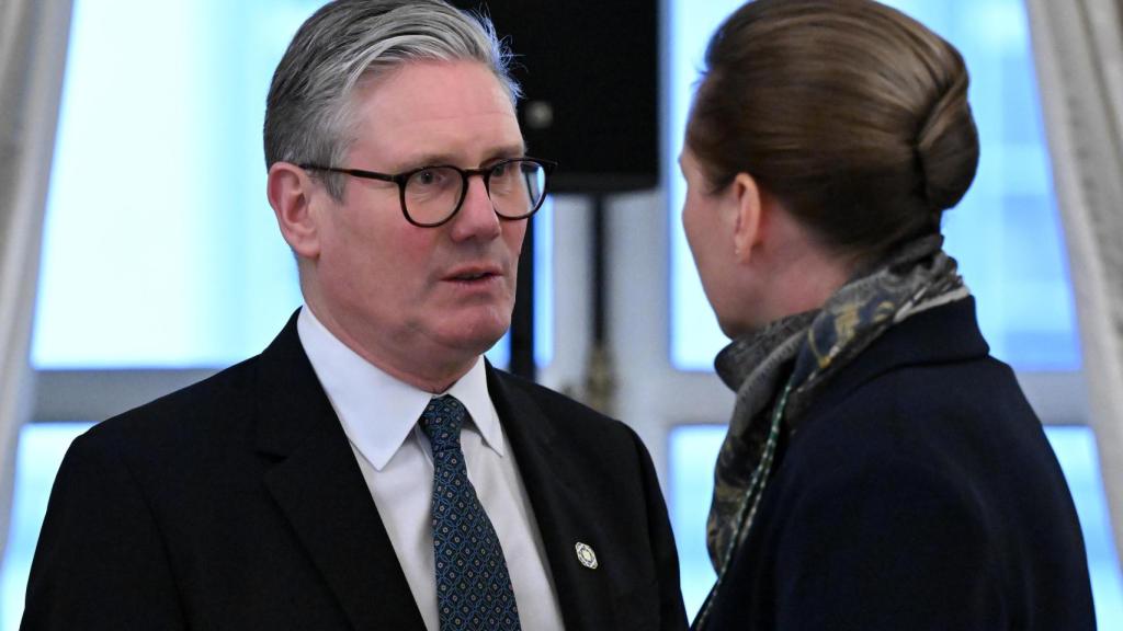El primer ministro británico, Keir Starmer, conversa con la danesa Mette Frederiksen durante la cumbre de Bruselas