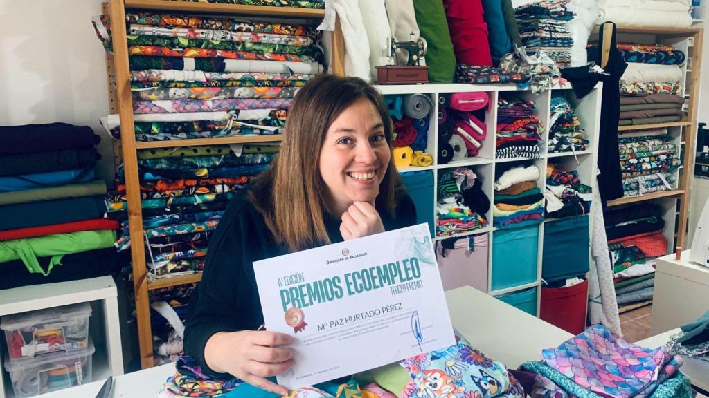 La dueña del negocio con su Premio Ecoempleo