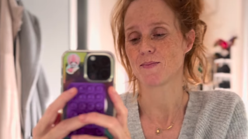 María Castro en una imagen captada del vídeo en el que explica su dolencia.