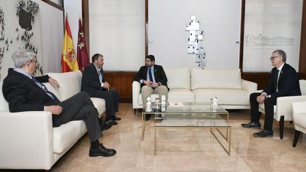 Fernando López Miras (centro derecha) recibe al presidente regional de la Asociación Española contra el Cáncer, Eduardo González (centro izquierda).