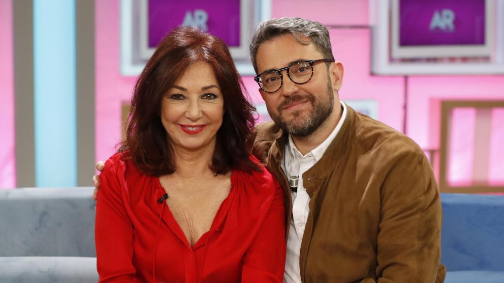 Ana Rosa Quintana y Máximo Huerta en una fotografía tomada en 2019, en el antiguo plató de 'El programa de AR'.