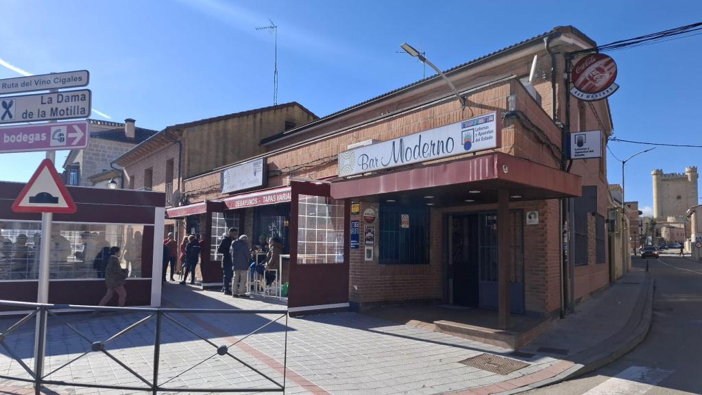 Fachada del Bar Moderno en Fuensaldaña