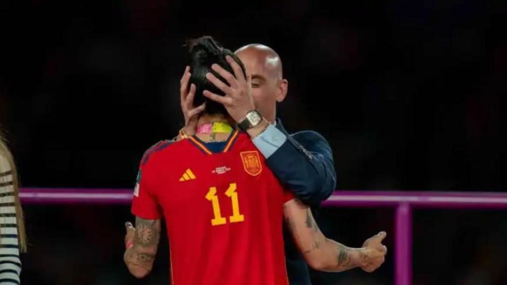 Jenni Hermoso y Luis Rubiales en el momento del beso durante la entrega de medallas del Mundial.