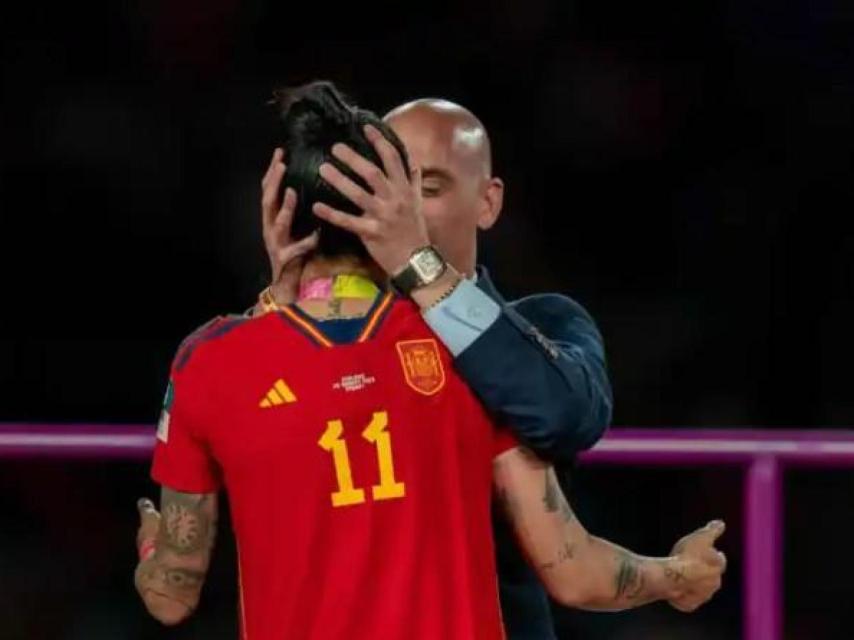 Jenni Hermoso y Luis Rubiales en el momento del beso durante la entrega de medallas del Mundial.