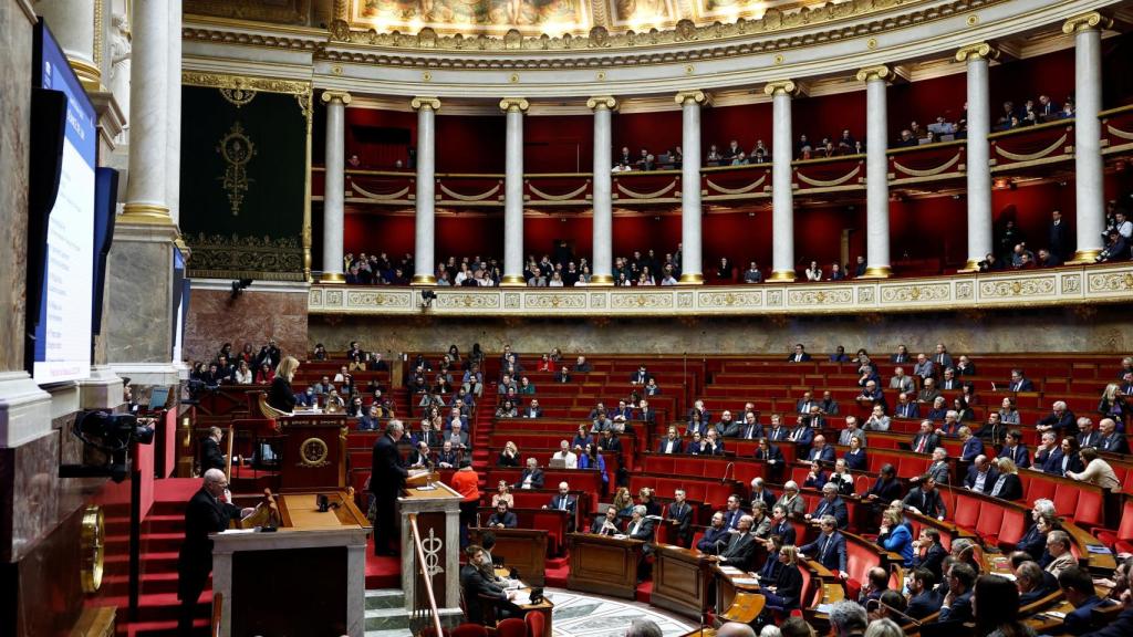 El primer ministro francés, Francois Bayrou, llega para pronunciar un discurso durante un debate sobre las conclusiones del comité conjunto (CMP) y antes de una votación sobre el proyecto de ley de presupuesto francés para 2025 en la Asamblea Nacional en París, Francia, el 3 de febrero de 2025.