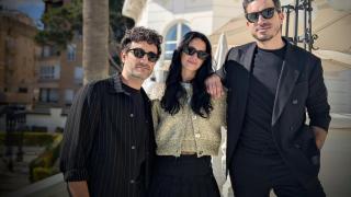 Milena Smit, Miki Esparbé y Javier Castillo.