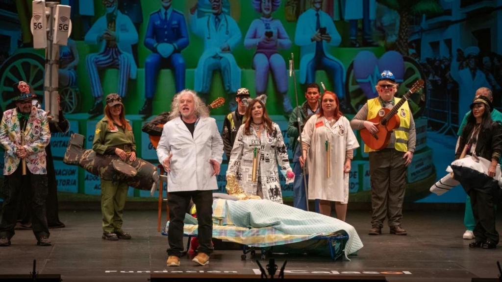 La chirigota 'Abre los ojos', durante su actuación en el Teatro Falla.