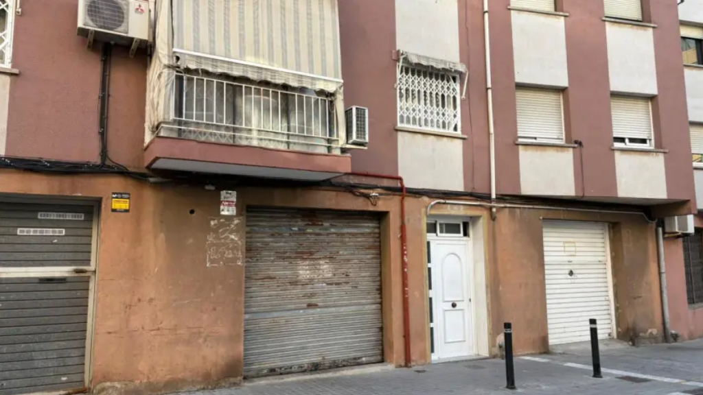 Imagen exterior del local donde residía Juan Carlos y donde fue hallado su cadáver, en Badalona.