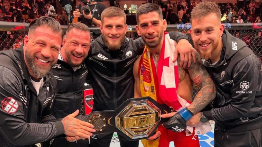 Aleksandre Topuria junto a su hermano y equipo después de que este consiguiera el cinturón.