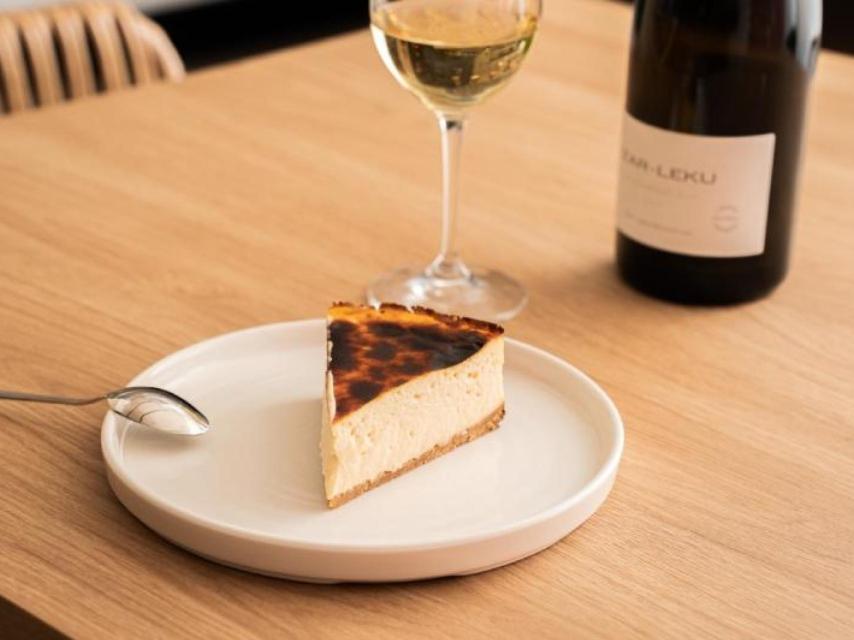 Una porción de la famosa tarta de queso de Jon Cake.