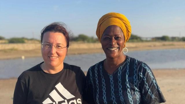 La vicerrectora de Relaciones Internacionales y cooperación para el Desarrollo de la UA, Rosa Martínez, junto a una mujer participante del programa en senegal.