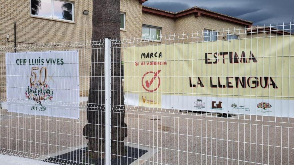 Pancartaa denunciada antes de la consulta  los padres en el CEIP Lluis Vives, La Carrasca y IES Gregori Maians.