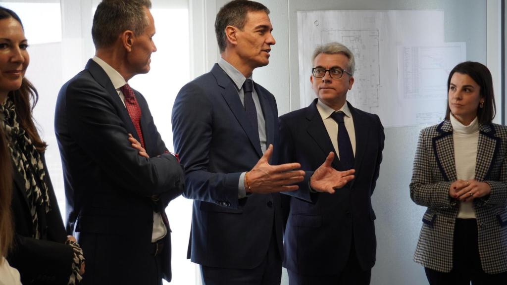 Pedro Sánchez, en su visita a la planta de Novartis en Zaragoza.