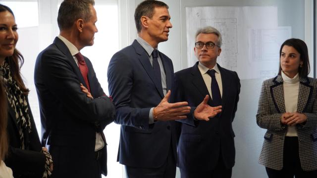 Pedro Sánchez, en su visita a la planta de Novartis en Zaragoza.