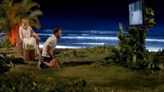 Montoya, arrodillado, observa con detalle lo que ocurre en Villa Playa en compañía de Sandra Barneda.