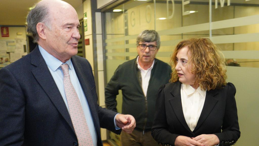 El presidente del Colegio de Médicos de Castilla y León, José Luis Díaz Villarig, junto a la vicerrectora del Campus del Bierzo, Pilar Marqués, durante la jornada formativa en Ponferrada sobre la acreditación de profesores para el Grado de Medicina