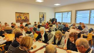 Los mayores de Santa Marta jugando al bingo