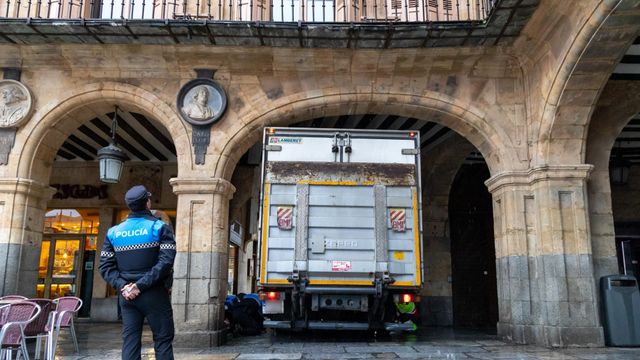 La Policía Municipal con el camión que se quedó atrapado en un arco de la Plaza Mayor