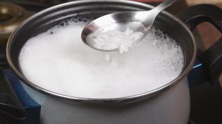 Mi abuela valenciana y Karlos Arguiñano coinciden: este el sencillo truco para que no se pase el arroz