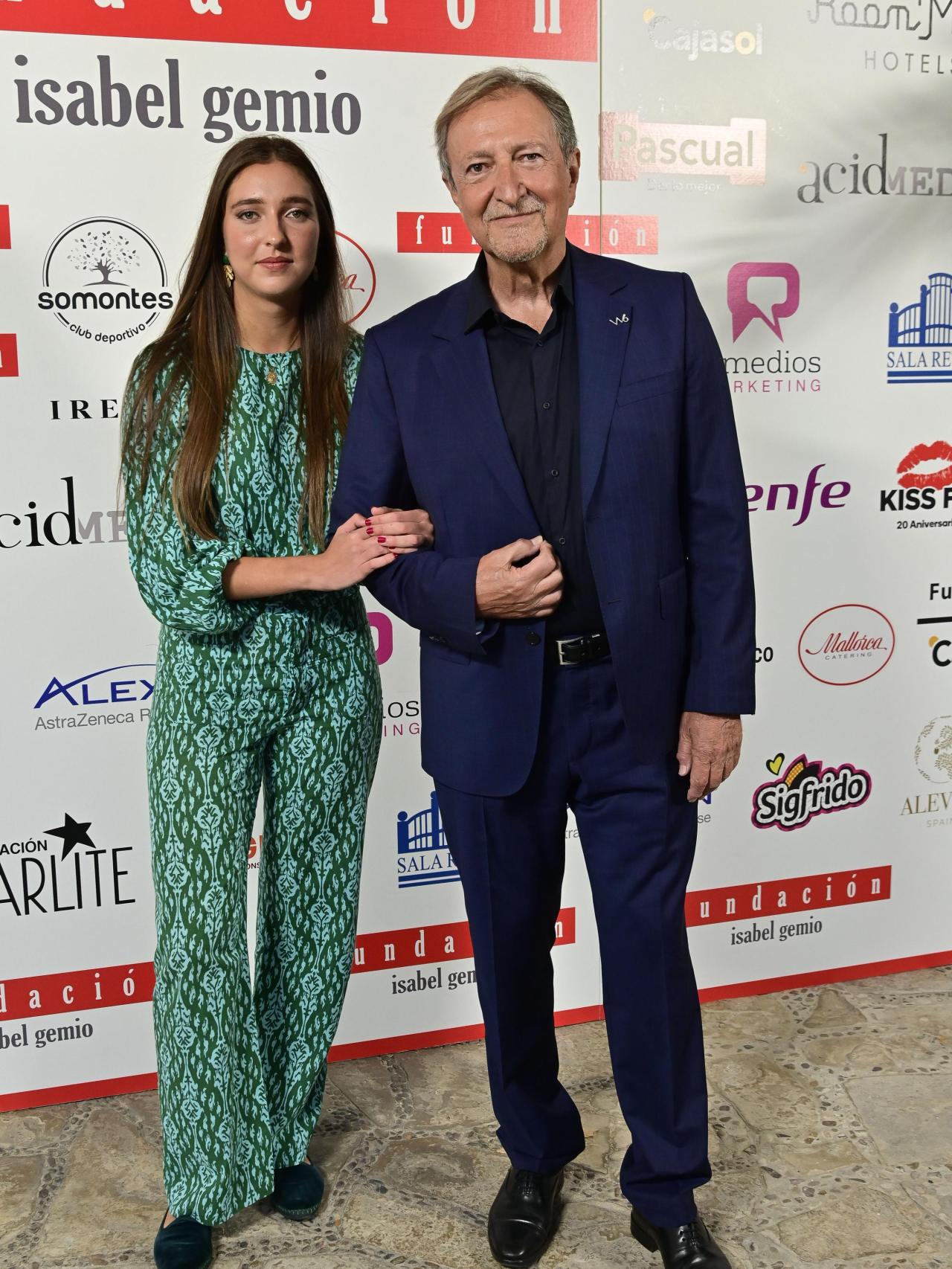 Bere Lobatón junto a su padre, en un acto en Madrid en septiembre de 2022.