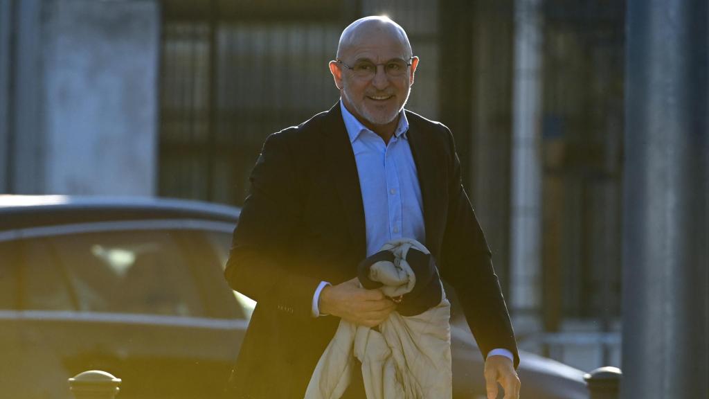 Luis de la Fuente, sonriente en su entrada a la Audiencia Nacional para declarar como testigo en el juicio a Rubiales.