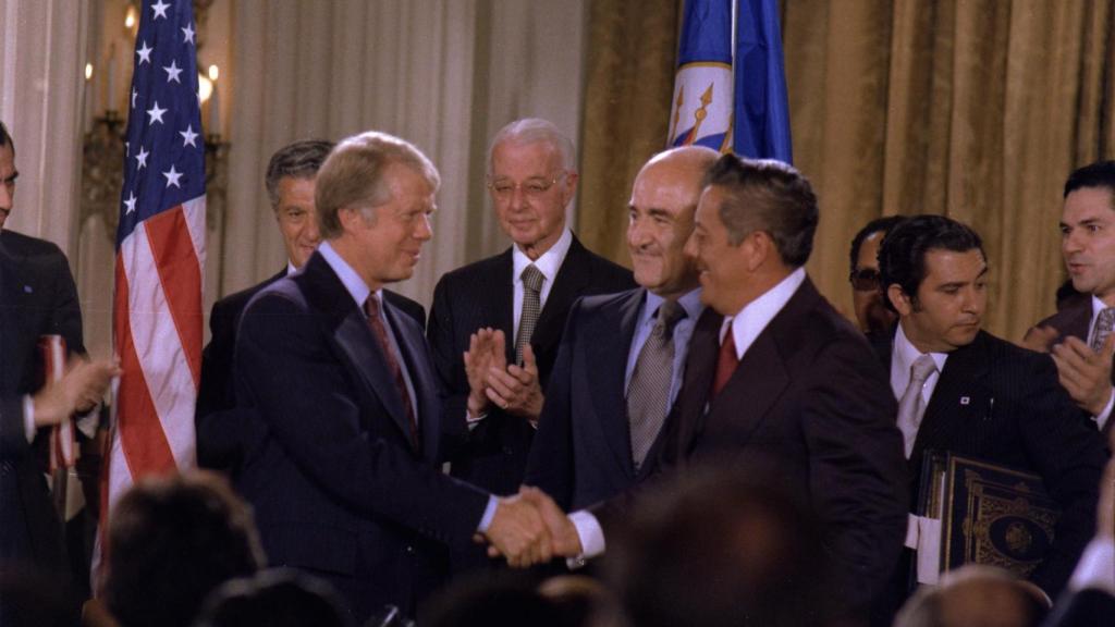 El presidente estadounidense Jimmy Carter y el jefe del gobierno panameño Omar Torrijos después de firmar los tratados. Foto: Wikipedia.