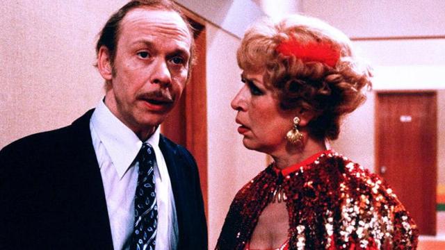 Brian Murphy, junto a Yootha Joyce, en 'Los Roper'