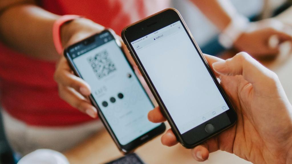 Un móvil escaneando un código QR