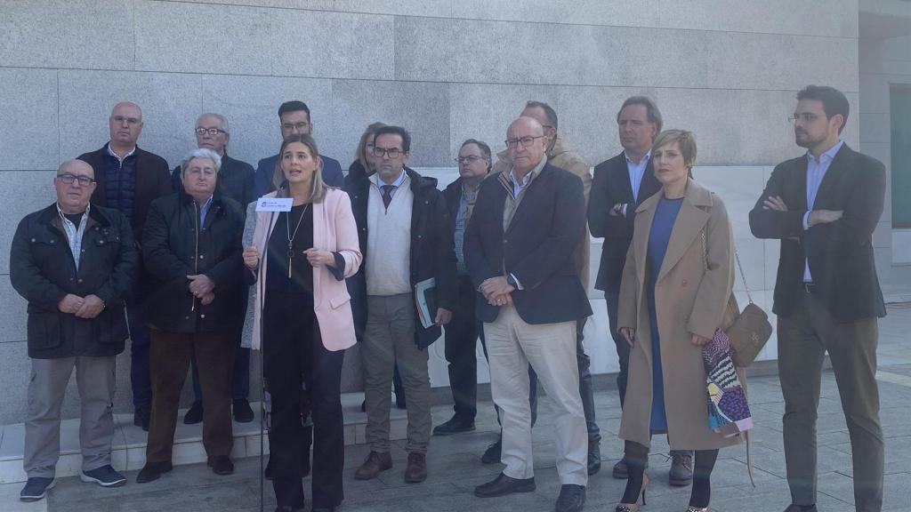 Alcaldes del entorno de la A-5 junto a la secretaria general del PP, Carolina Agudo.