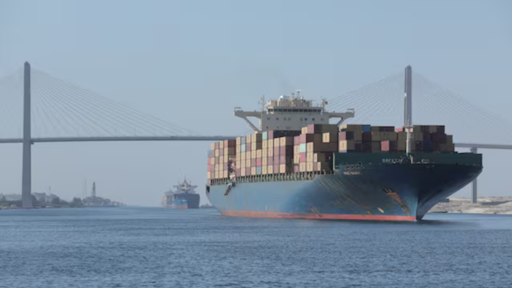 Imagen de archivo de un barco cruzando el canal de Suez.