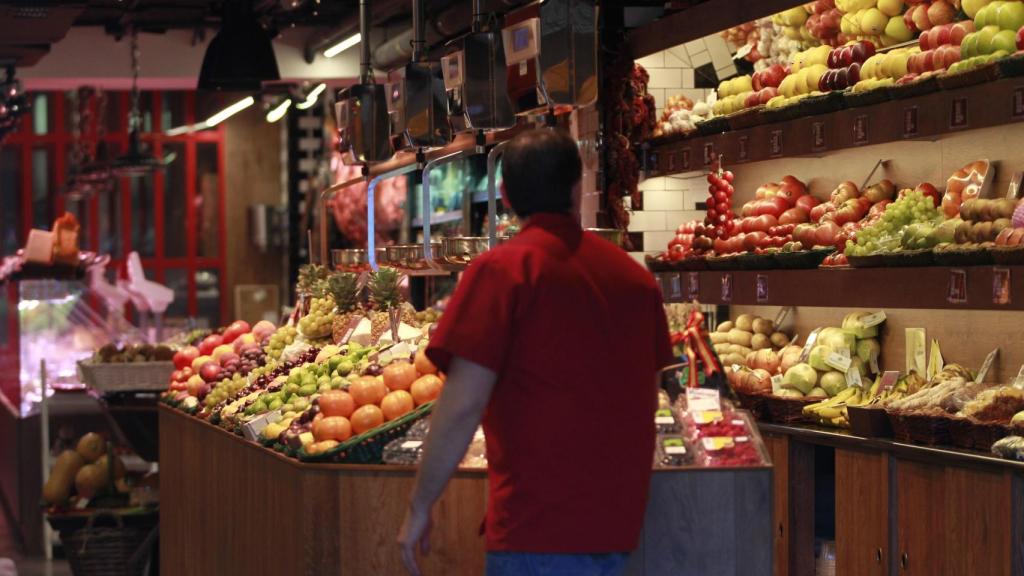 El aporte de los trabajadores extranjeros suaviza el desplome de los autónomos en el comercio.