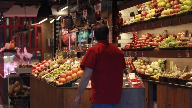 El aporte de los trabajadores extranjeros suaviza el desplome de los autónomos en el comercio.