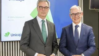De izquierda a derecha, el presidente de Unicaja, José Sevilla, y el consejero delegado del banco, Isidro Rubiales, durante la presentación de los resultados de 2024 de la entidad.