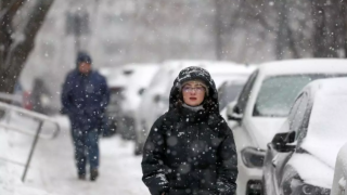 Una mujer caminando en un día frío.