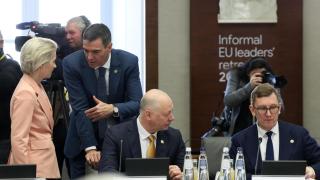 Pedro Sánchez conversa con Ursula von der Leyen durante la cumbre de este lunes en Bruselas