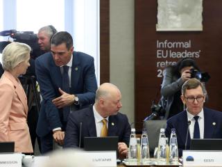 Pedro Sánchez conversa con Ursula von der Leyen durante la cumbre de este lunes en Bruselas