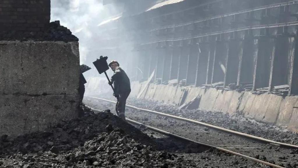Un obrero trabaja en una planta de tratamiento del carbón para convertirlo en coque, en Avdiyivka, localidad de la cuenca minera de Donetsk.