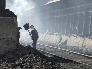 Un obrero trabaja en una planta de tratamiento del carbón para convertirlo en coque, en Avdiyivka, localidad de la cuenca minera de Donetsk.