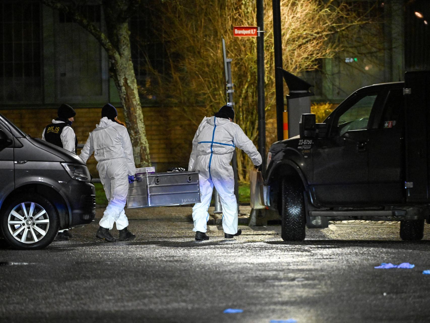Técnicos de la Policía trabajan en la escuela Risbergska luego de un ataque a tiros mortal en el centro de educación para adultos Campus Risbergska en Örebro.